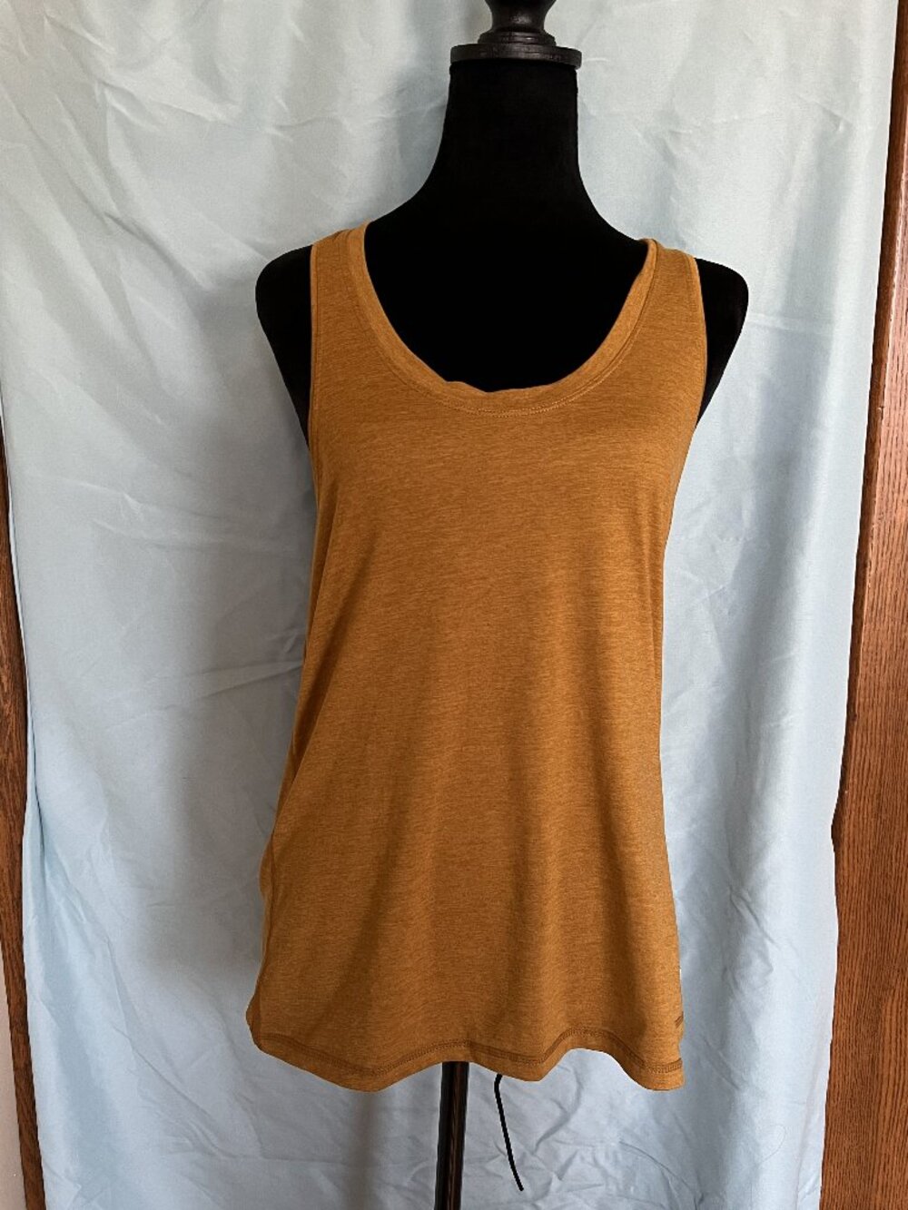 VUORI Women’s Gold Racerback Tank Top Size Large